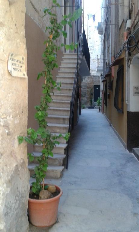 Cortile Della Neve Apartment Трапани Стая снимка